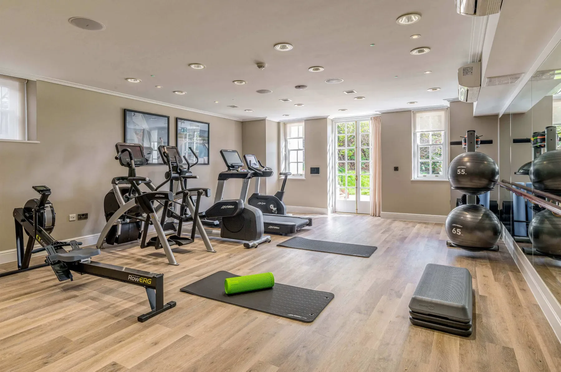 2 bed · 811 sq ft